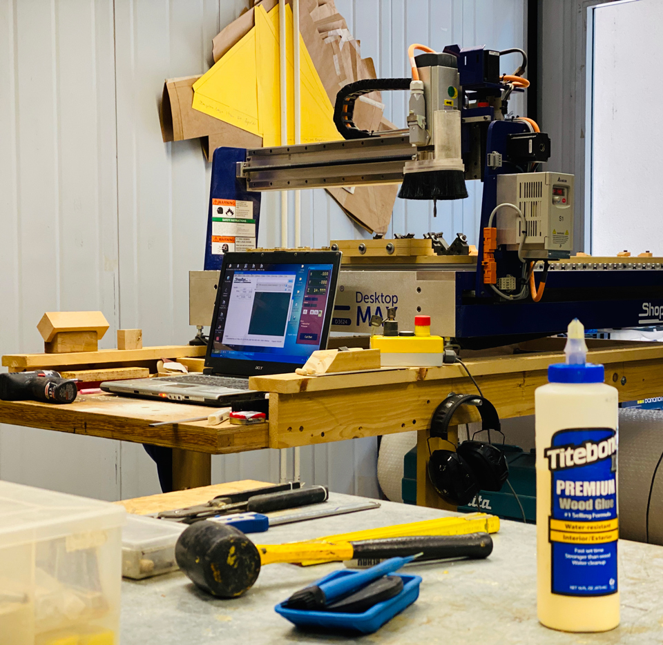 Mobiliario de diseño utilizando Madera, cuero y  uniones 3D