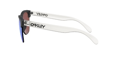 Oakley 0OO9374 02 FROGSKINS(TM) LITE PRIZM SAPPHIRE IRIDIUM - NEA.VISIÓN