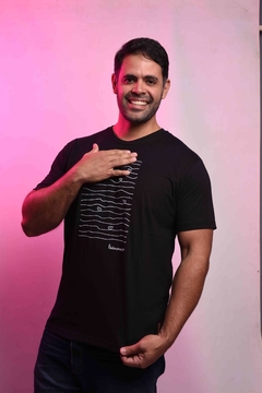 Imagem do Camiseta Masculina Coração em Linhas Preta