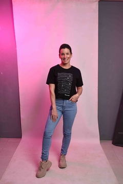 Camiseta Feminina Coração em Linhas Preta