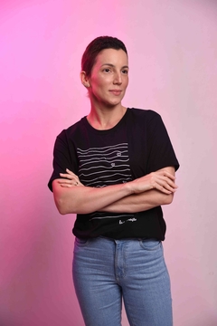 Camiseta Feminina Coração em Linhas Preta na internet