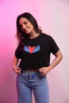 Camiseta Coração com Asas Preta