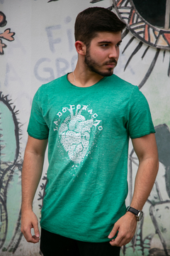 Camiseta Verde Masculina Coração - comprar online