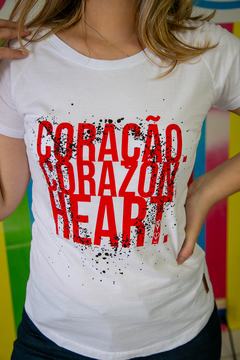 Camiseta Branca Corazón na internet