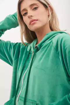 Campera de plush , con capucha y bolsillo - comprar online