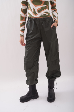 Pantalón Parachute de sire, holgados, con trancas ajustables en terminación. en internet