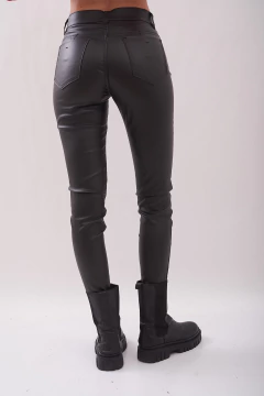 Pantalón engomado, corte jean. - tienda online
