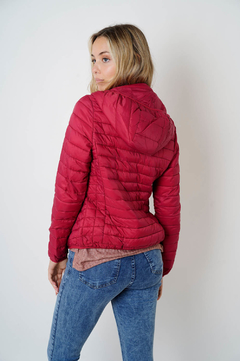 Campera ultraliviana, de microfibra, con capucha desmontable. - Proverbio