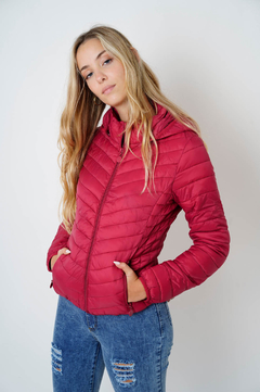 Campera ultraliviana, de microfibra, con capucha desmontable.