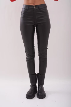 Pantalón engomado, corte jean. - Proverbio