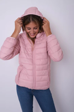 Campera liviana con capucha y friza en el interior.