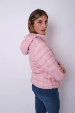 Campera liviana con capucha y friza en el interior. - Proverbio