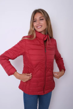 Campera ultraliviana, con diseño zig-zag.