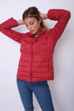 Campera ultraliviana, con diseño zig-zag. en internet