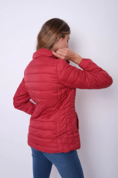 Imagen de Campera ultraliviana, con diseño zig-zag.