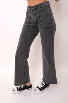 Jean wide leg , rijido ,con bolsillo en frente .