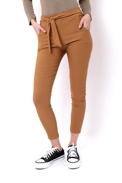Pantalón de bengalina con lazo.