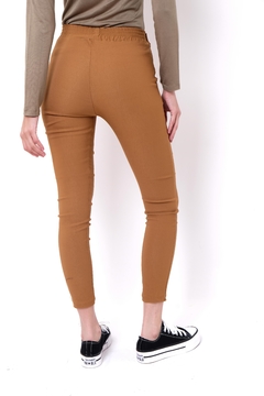 Pantalón de bengalina con lazo. - Proverbio