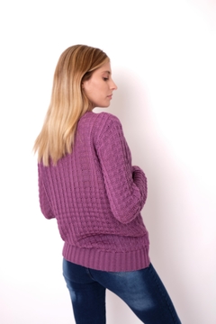 Sweater tejido con trenzas verticales. en internet