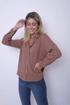 Camisa de fibrana clásica, manga regulable.