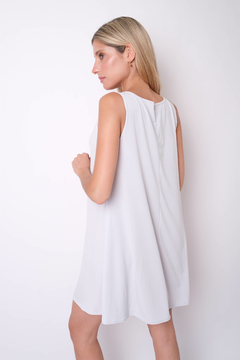 Vestido de yersey, corte evaseé, con aplique de piedras. - tienda online