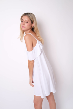 Vestido de yersey con gran volado, y breteles finos. en internet