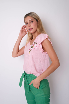 Camisola de lino con flores bordadas. - comprar online