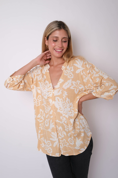 Camisola de lino con spandex, cuello mao, estampada.