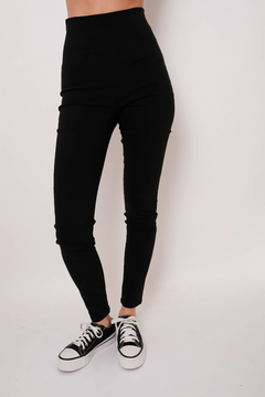 Pantalón extra-alto de bengalina, chupin, con cierre en cintura. - comprar online