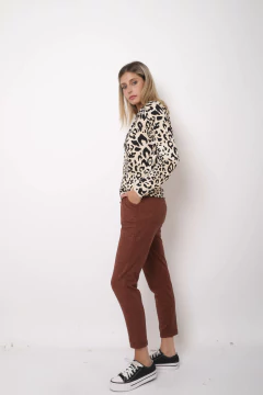 Pantalón chupin de lanilla , con tiritas. en internet