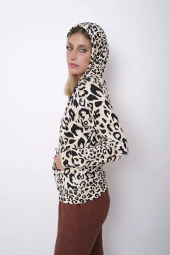 Imagen de Campera de lanilla estampada. Con capucha y bolsillos.