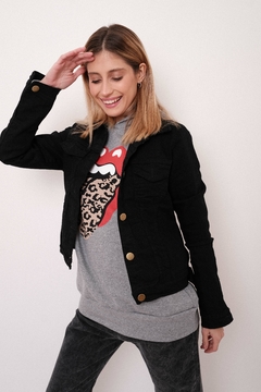 Campera de jean elastizado, color negro.