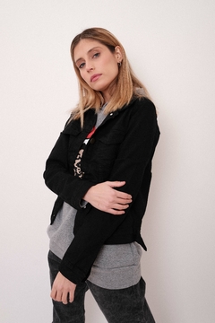 Campera de jean elastizado, color negro. - comprar online