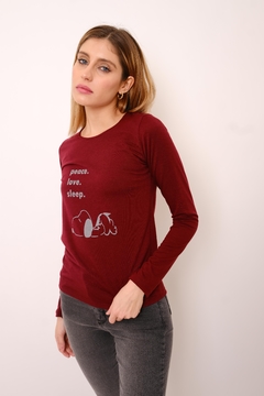 Remera de modal elastizado con estampas variadas.