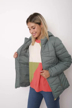 Campera de microfibra, tramada en rombos. Capucha desmontable. - Proverbio
