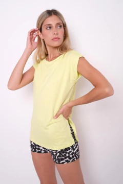 Remera de modal viscosa, manga japonesa, con tajitos laterales.