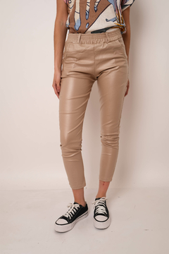 Pantalón engomado chupin, con presillas y elástico en cintura. - tienda online