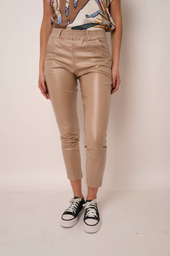 Imagen de Pantalón engomado chupin, con presillas y elástico en cintura.
