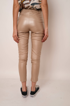 Pantalón engomado chupin, con presillas y elástico en cintura.