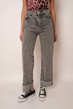 Jean wide leg, con botamanga. Rígido, tiro alto.
