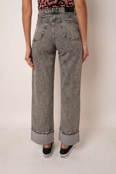 Jean wide leg, con botamanga. Rígido, tiro alto.