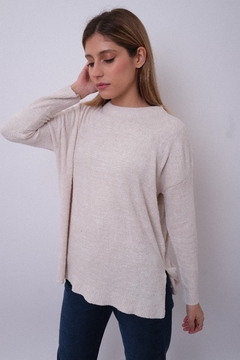 Sweater de bouclé, ancho, con tajos laterales. en internet