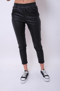 Pantalón engomado chupin, con presillas y elástico en cintura. - Proverbio