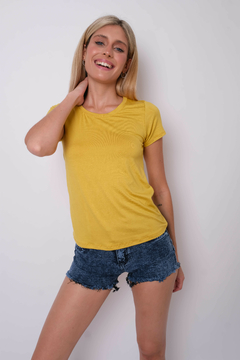 Remera de modal viscosa, cuello redondo, manga corta.