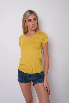 Remera de modal viscosa, cuello redondo, manga corta. en internet