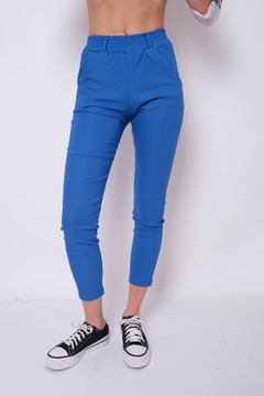 Pantalón de bengalina, chupin, con presillas.