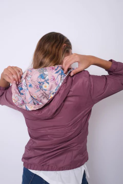 Rompeviento reversible. Capucha desmontable. en internet