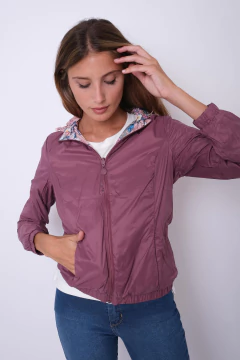 Rompeviento reversible. Capucha desmontable. - Proverbio