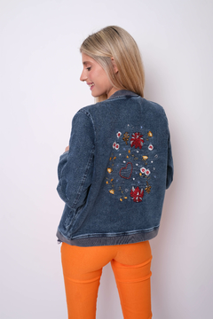 Campera de jean elastizado, cuello mao y terminación de algodón. Espalda bordada.