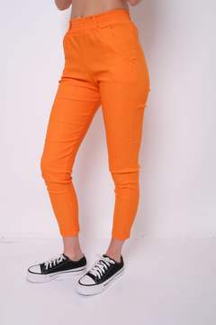 Imagen de Pantalón de bengalina, chupin, con presillas.